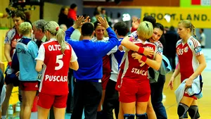 Boc a primit un tricou şi o minge din partea handbalistelor de la Oltchim