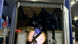 26 de migranți, ascunși într-un TIR, descoperiți de polițiștii de frontieră din Calafat
