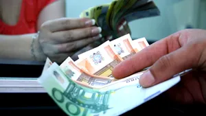 Euro este văzut în mod surprinzător la 4 lei de marile bănci