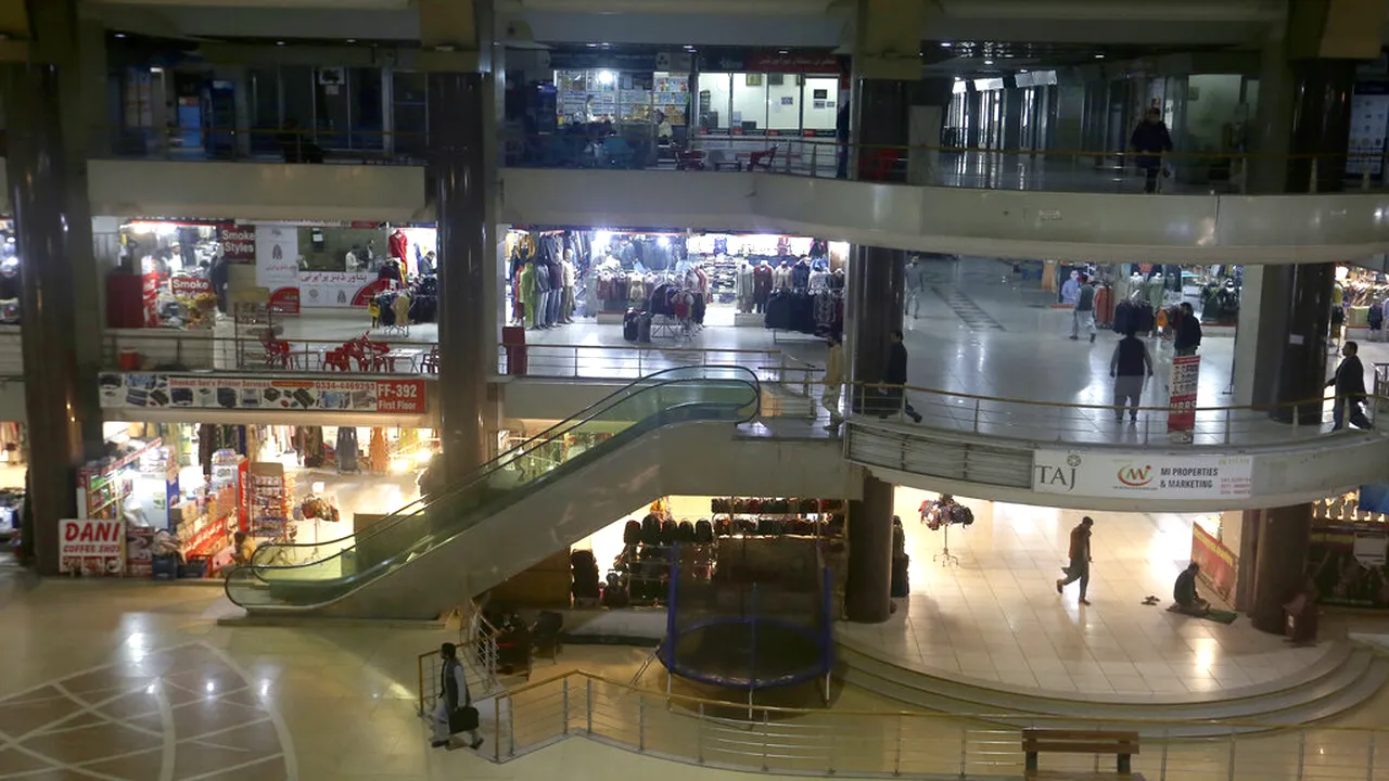 Criză energetică şi economică. O ţară ordonă ca mall-urile şi restaurantele să fie închise mai devreme pentru a reduce consumul de energie