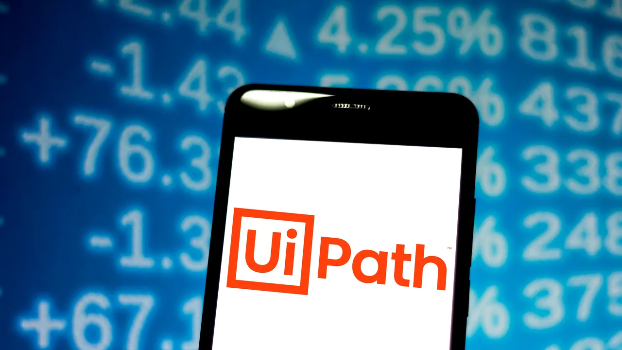 UiPath, fondată în România, este în cădere liberă pe Bursa de la New York. Acţiunile se prăbuşesc cu 30% after-hours după raportarea rezultatelor pe primul trimestru fiscal. Rob Enslin demisionează din funcţia de CEO. Daniel Dines revine la cârma companiei
