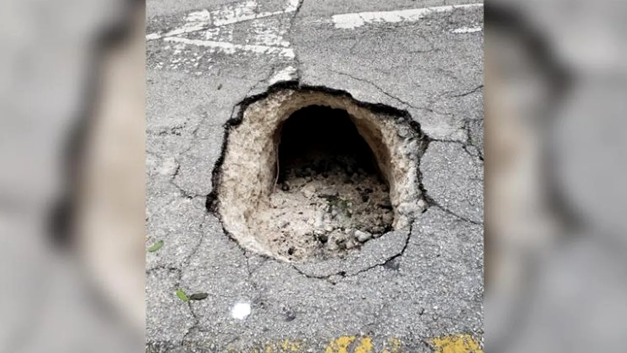 Descoperirea neaşteptată făcută de lucrătorii care au mers să repare o groapă apărută în şosea după ploi. Agent FBI: „Este foarte mic, claustrofobic” | FOTO
