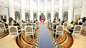 Vladimir Putin va organiza miercuri o reuniune cu oficiali militari