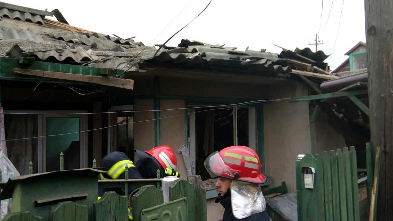 FOTO O femeie de 78 de ani din Constanţa a fost rănită după explozia unei butelii care i-a distrus casa