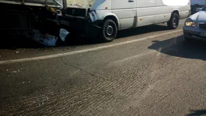 Accident în Vâlcea: Şase persoane rănite, după impactul dintre un microbuz şi un TIR