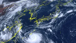 Ordin de evacuare emis în Japonia din cauza taifunului Khanun, care va lovi ţara cu rafale de 162 km/oră