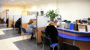 Românii nu au încredere în bănci. Mai mult de trei sferturi preferă să nu lucreze cu instituţiile bancare