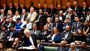 Boris Johnson nu pare să vrea să demisioneze şi l-a demis pe Michael Gove, în contextul amplificării crizei 