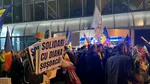 Protest al susținătorilor Dianei Șoșoacă la Otopeni, după ridicarea imunității în Parlamentul European