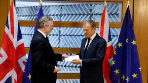 VIDEO Ambasadorul britanic la UE i-a înmânat lui Donald Tusk SCRISOAREA prin care se declanşează procedura BREXIT/ Theresa May, discurs de confirmare în Parlamentul de la Londra