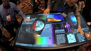 CES 2013: Televizor de 300.000 de dolari, cu diagonala de 2,8 metri