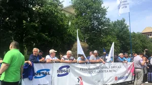 Peste 100 de angajaţi din industria de Apărare, protest în faţa Guvernului. Nemulţumirile sindicaliştilor