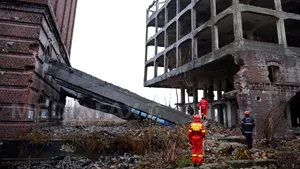 Perete prăbuşit la Moara lui Assan. Zidul a fost dărâmat de hoţi de fier vechi - FOTO