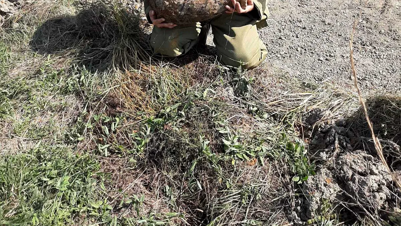 Bombă de aviaţie de 50 de kg, găsită în timpul unor lucrări de decolmatare a unui pârâu | FOTO