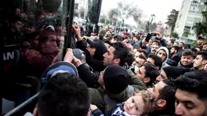 VIDEO: Grecia şi Bulgaria întăresc paza la frontiera cu Turcia, după ce sute de refugiaţi sirieni au ajuns la punctele de trecere