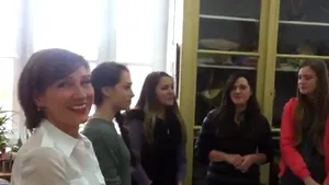 Carmen Iohannis, primită de elevii săi cu melodia 