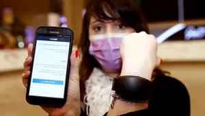 Israelul introduce brăţările electronice pentru carantinarea călătorilor