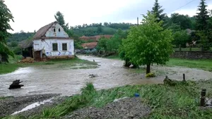 Cod roşu de inundaţii, extins în nouă judeţe din Moldova şi prelungit până sâmbătă după amiază (HARTA) - VIDEO