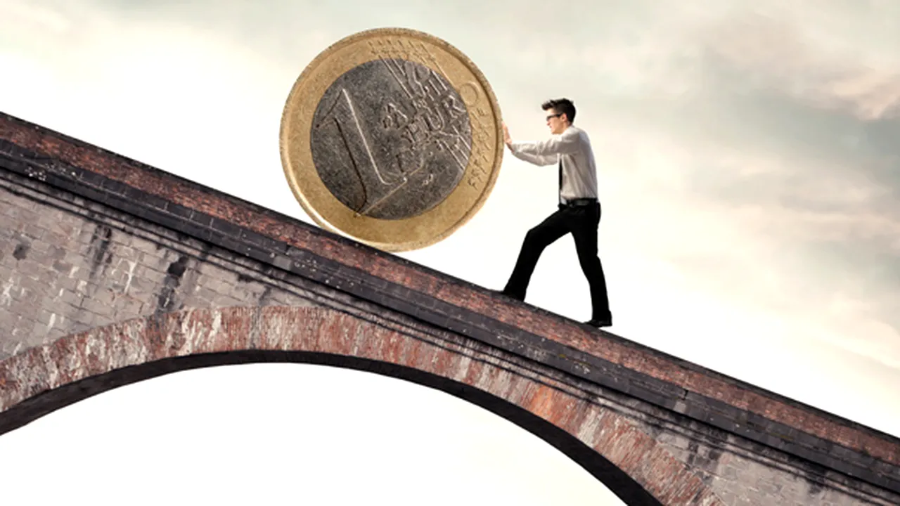 Cursul doboară record după record. Referinţele publicate de BNR pentru euro şi dolar au atins noi valori MAXIME