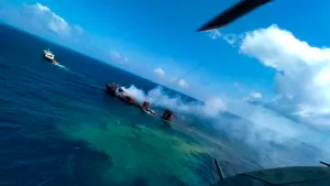 Dezastru ecologic în Sri Lanka. O navă care a luat foc poluează apele şi plajele