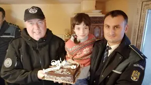 Gest admirabil: Poliţiştii care au găsit-o pe Nicoleta, fata dispărută din Buzău, i-au dus cadouri de Moş Nicolae