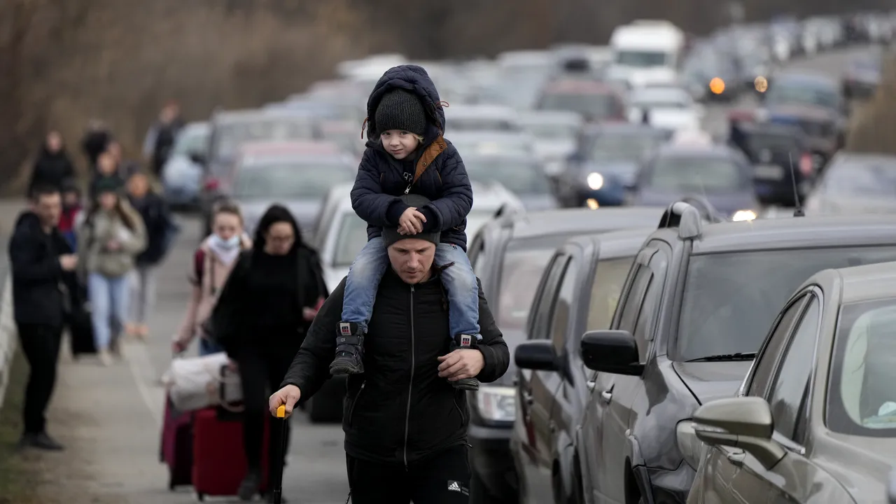 Ministrul polonez de externe solicită stoparea beneficiilor pentru bărbaţii ucraineni emigraţi în UE: „Nu este un drept al omului să fii plătit pentru a evita recrutarea”