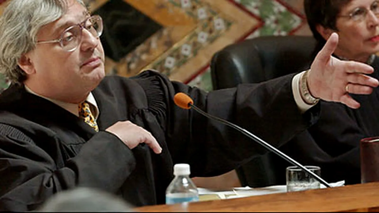 Proces suspendat după ce judecătorul a postat poze indecente pe Internet