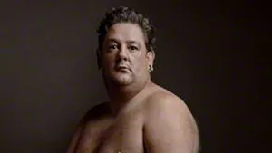 Recrearea comică a unui celebru pictorial cu o vedetă. Pe cine imită actorul? - FOTO