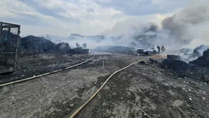 Incendiul de la Aba Iulia s-a extins. Intervin zeci de autospeciale din şase judeţe