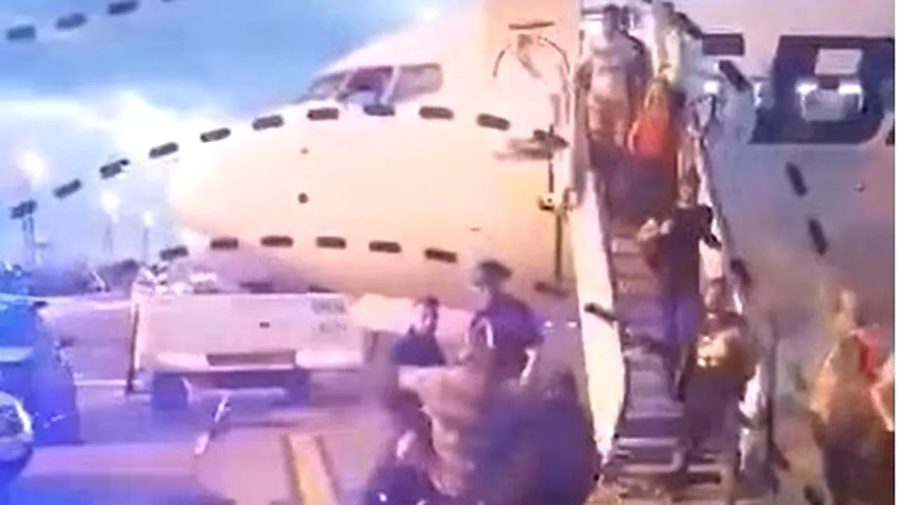 Un bărbat beat s-a luat la bătaie cu poliţiştii de la aeroportul Henri Coandă VIDEO