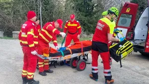 Un bărbat de 45 de ani a căzut într-o râpă din apropierea drumului spre Cota 1400