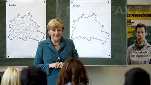 Angela Merkel, profesoară de istorie la liceu: Cancelarul a povestit elevilor despre Zidul Berlinului - FOTO