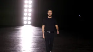 Anthony Vaccarello pleacă de la Saint Laurent după 10 ani. Kering pregătește o nouă eră pentru casa de modă