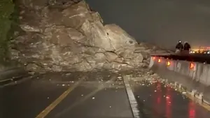 Panică pe coasta Liguriei: alunecare de teren lângă Genova, trafic blocat