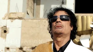 Muammar Kadhafi, nevoit să caute mâncare în gunoaie în ultimele zile din viaţă - VIDEO