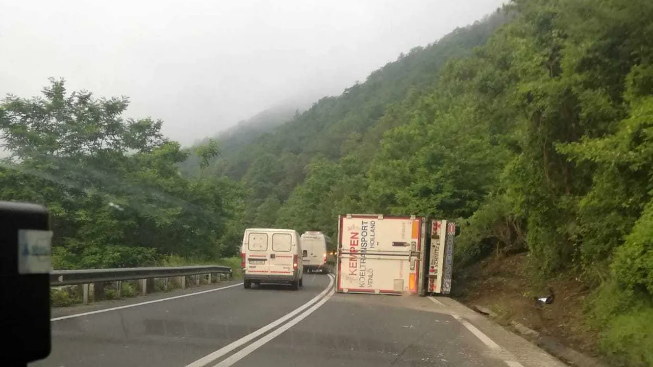Circulaţie alternativă pe Valea Oltului, 2 săptămâni, pentru refacerea carosabilului pe 180 de metri
