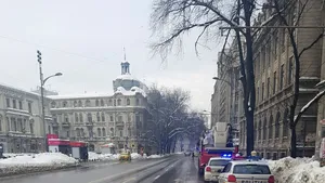 Trafic restricţionat în centrul Capitalei pentru îndepărtarea ţurţurilor la Universitatea Bucureşti
