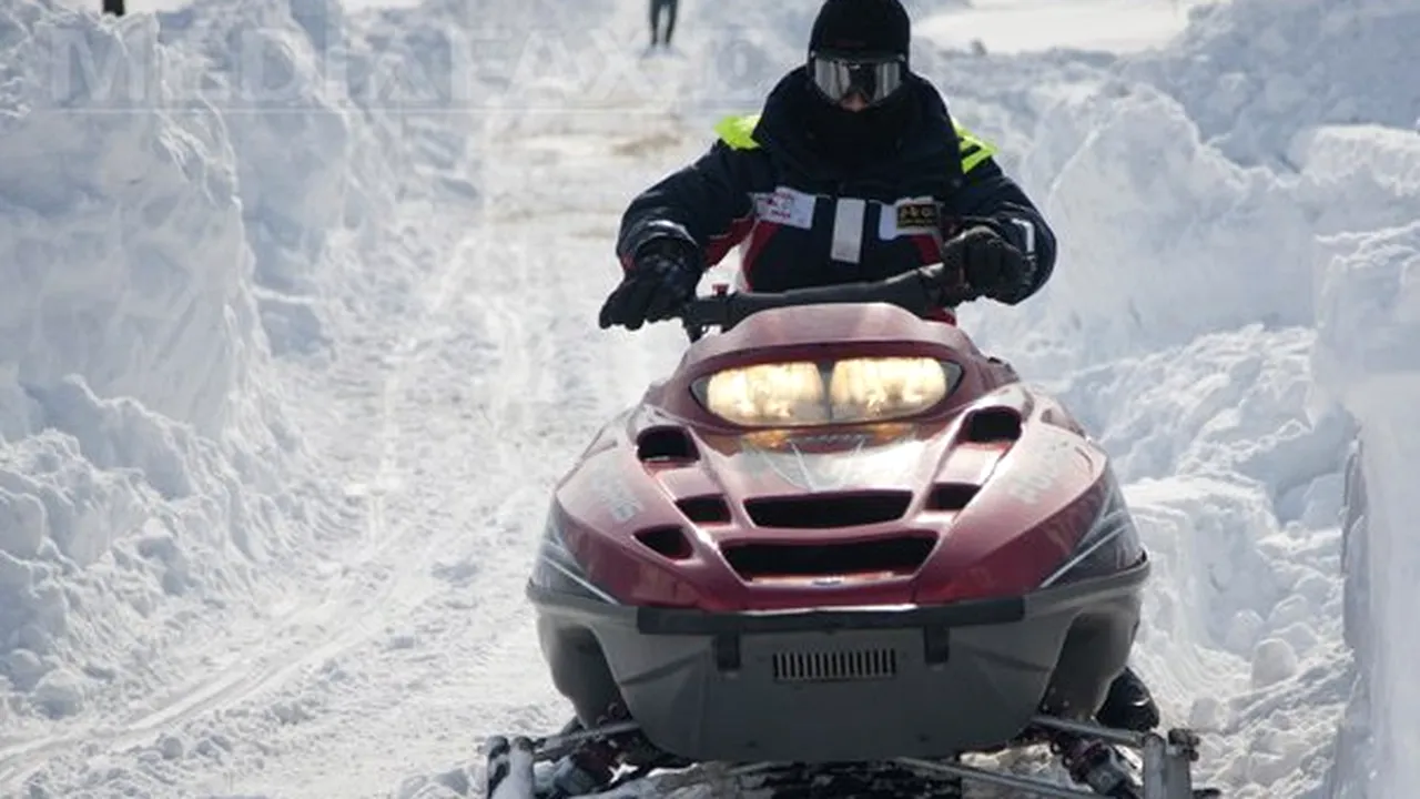 Băsescu, de pe snowmobil: Grijile nu mai sunt la mine, sunt la Guvern. La marea majoritate parlamentară