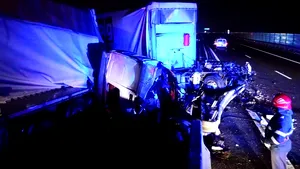 Două tiruri s-au ciocnit pe autostrada Bucureşti - Piteşti. O persoană a fost rănită