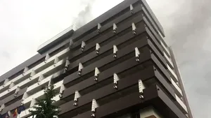 INCENDIU la un hotel, într-o staţiune din Vâlcea: Pompierii au intervenit cu mai multe autospeciale