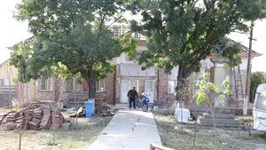 O şcoala şi o grădiniţa din Craiova, care au toaletele în curte şi nu au apă curentă, NU se vor deschide în acest an şcolar. Unde vor învăţa copiii