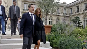 Carla Bruni se pregăteşte să nască. Nicolas Sarkozy a ajuns la clinica unde este internată soţia sa