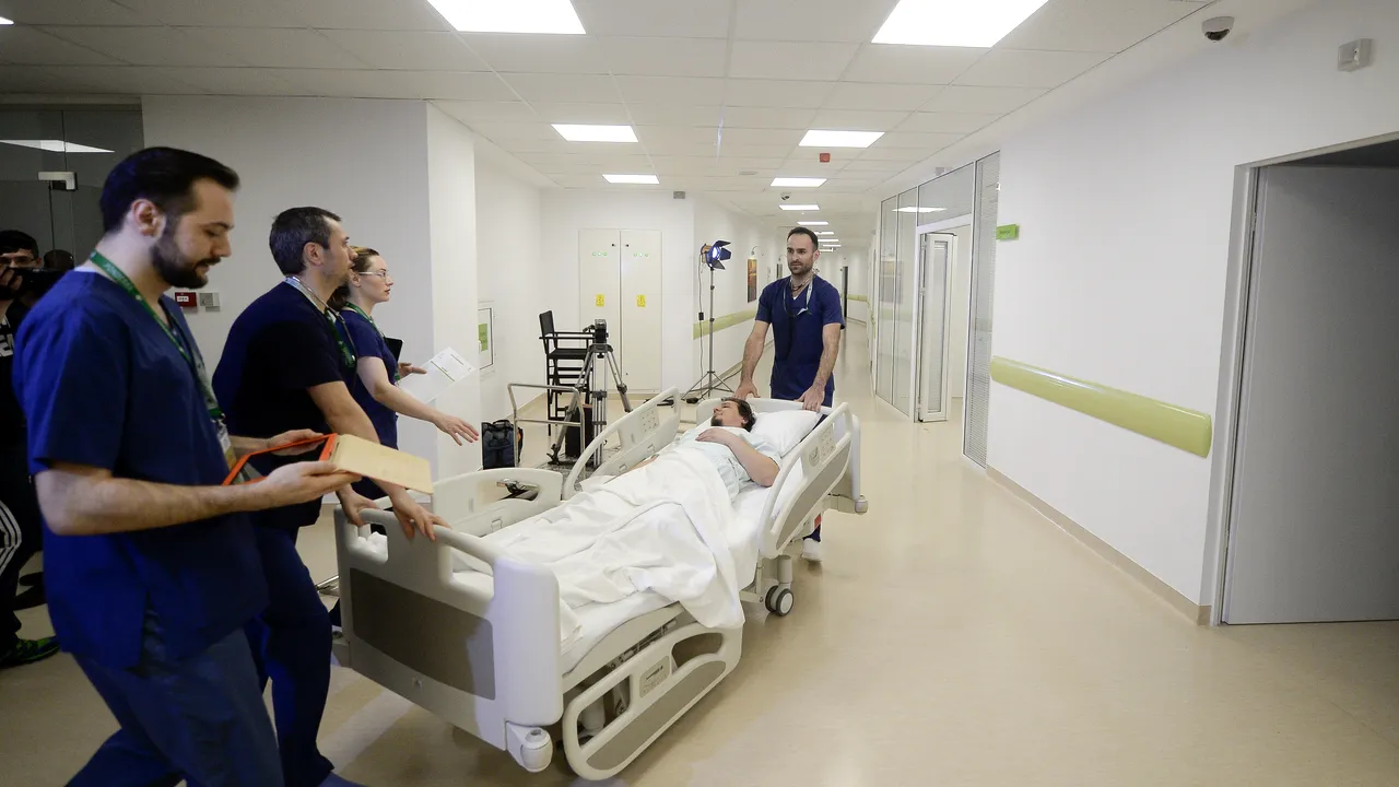 Trei DECESE din cauza gripei. Ministerul Sănătăţii cere un triaj în şcoli pentru a evita răspândirea virusului