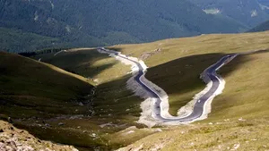 Alba: Doi turişti care au rămas blocaţi cu maşina în noroi pe un drum forestier, salvaţi de jandarmi