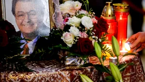 Trupul neînsufleţit al lui Vadim Tudor, depus la Biserica ”Sfântul Gheorghe Nou” din Bucureşti: Sute de oameni i-au adus un ultim omagiu. Preşedinţia a trimis o coroană de flori - FOTO