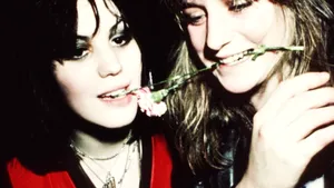 50 de ani de la înființarea trupei „The Runaways”. 50 de ani de feminism punk