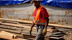 Economedia: Numărul muncitorilor străini din România a ajuns la aproape 150.000. De ce va crește imigrația în anii următori
