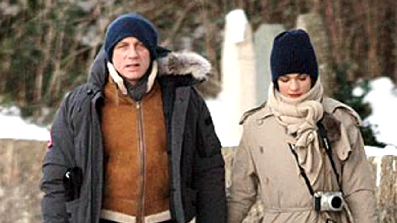 Rachel Weisz şi Daniel Craig, surprinşi ţinându-se de mână