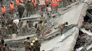 Cel puţin 60 de morţi după prăbuşirea unei clădiri în India - FOTO