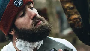 Milionarul care trăieşte în dubă şi se bărbiereşte cu toporul